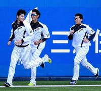 笑顔でランニングする（左から）日本ハム・大谷、阪神・藤浪、ＤｅＮＡ・山崎康＝ＱＶＣ