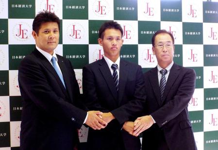 　山口スカウト（左）から指名あいさつを受ける日本経済大・張奕（中央）と行沢監督