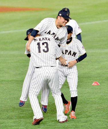 　中田（左下）に持ち上げられる筒香（撮影・西岡正）