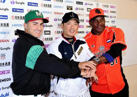 　記者会見を終え記念写真に納まる（左から）メキシコ代表のエドガー・ゴンザレス監督、侍ジャパンの小久保裕紀監督、オランダ代表のヘンスリー・ミューレン監督