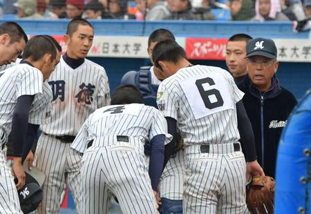 攻撃前の選手にげきを飛ばす明徳義塾・馬渕監督（右）＝神宮球場