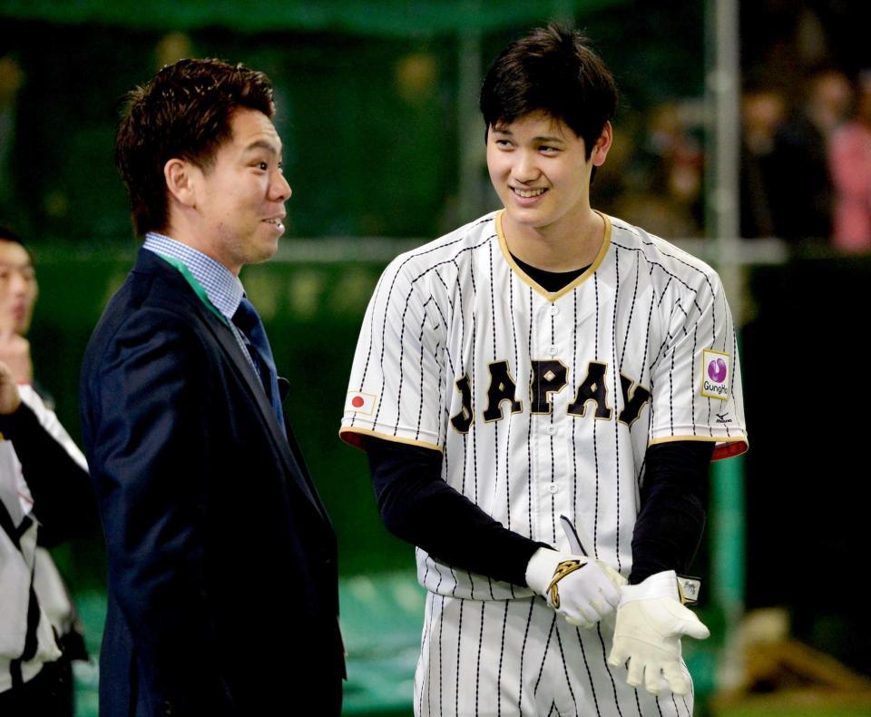 ドジャース・前田（左）と談笑する大谷（撮影・佐々木彰尚）　