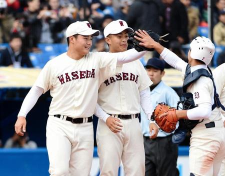 静岡に逆転勝ちし雪山（右）らナインとタッチを交わす早実・清宮＝神宮球場（撮影・開出　牧）