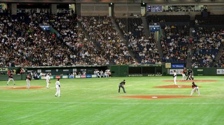 延長１０回、タイブレーク制で無死一、二塁でスタートする＝東京ドーム（撮影・出月俊成）