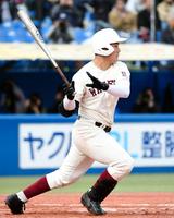 ７回早実２死、右前打を放つ清宮＝神宮球場（撮影・開出　牧）