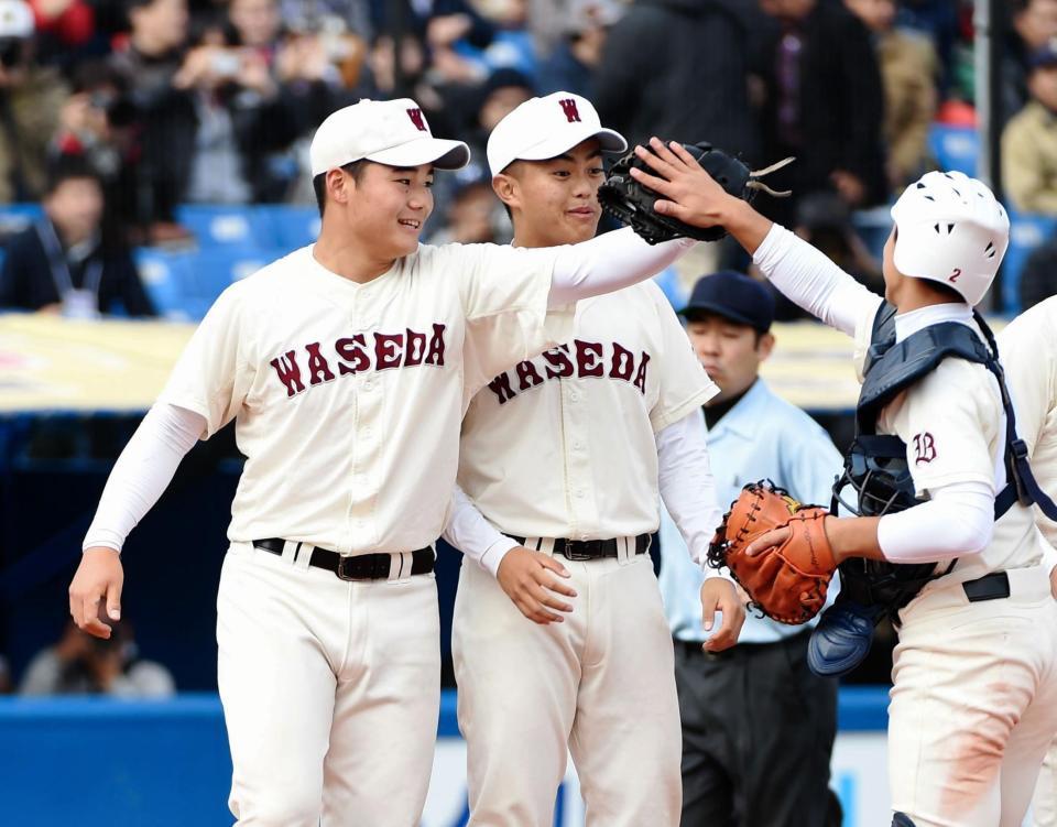 静岡に逆転勝ちし雪山（右）らナインとタッチを交わす早実・清宮＝神宮球場（撮影・開出　牧）
