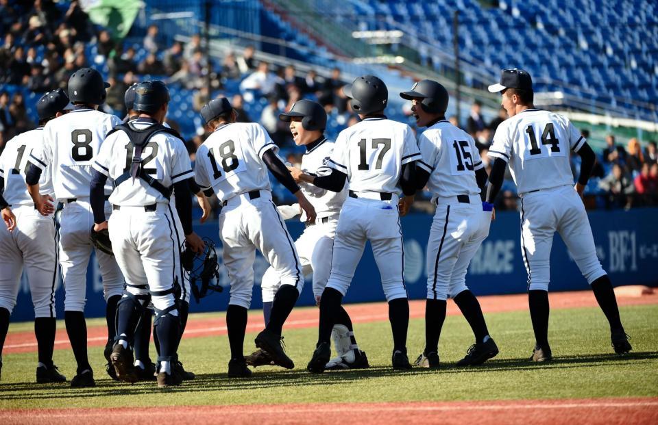 中越えにサヨナラ打を放った佐藤眞那人（中央）を出迎える札幌第一ナイン＝神宮球場（撮影・開出　牧）