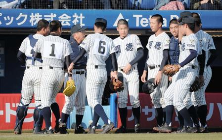 円陣を組みナインを激励する明徳義塾・馬淵史郎監督（左中央）＝神宮球場（撮影・開出　牧）