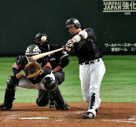 延長１０回日本１死満塁、左越えに満塁弾を放つ広島・鈴木誠也＝東京ドーム（撮影・出月俊成）