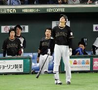 ７回、再びバットを手にし、天井を見つめる日本ハム・大谷翔平＝東京ドーム（撮影・出月俊成）