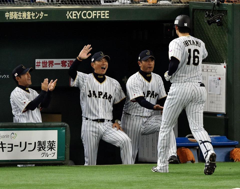 ５回、ソロ本塁打を放った日本ハム・大谷翔平（右）を迎える小久保裕紀監督（中央）