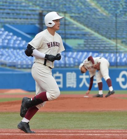 １回、四球を選ぶ早実・清宮＝神宮球場