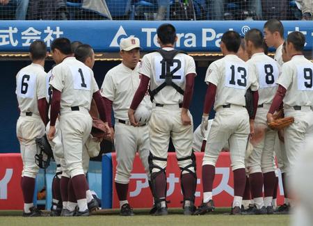 攻撃前にナイン指示を出す福岡大大濠・八木監督＝神宮球場