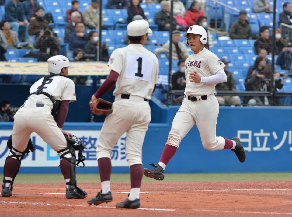 ３回、野村の適時打で生還する清宮（右）＝神宮球場