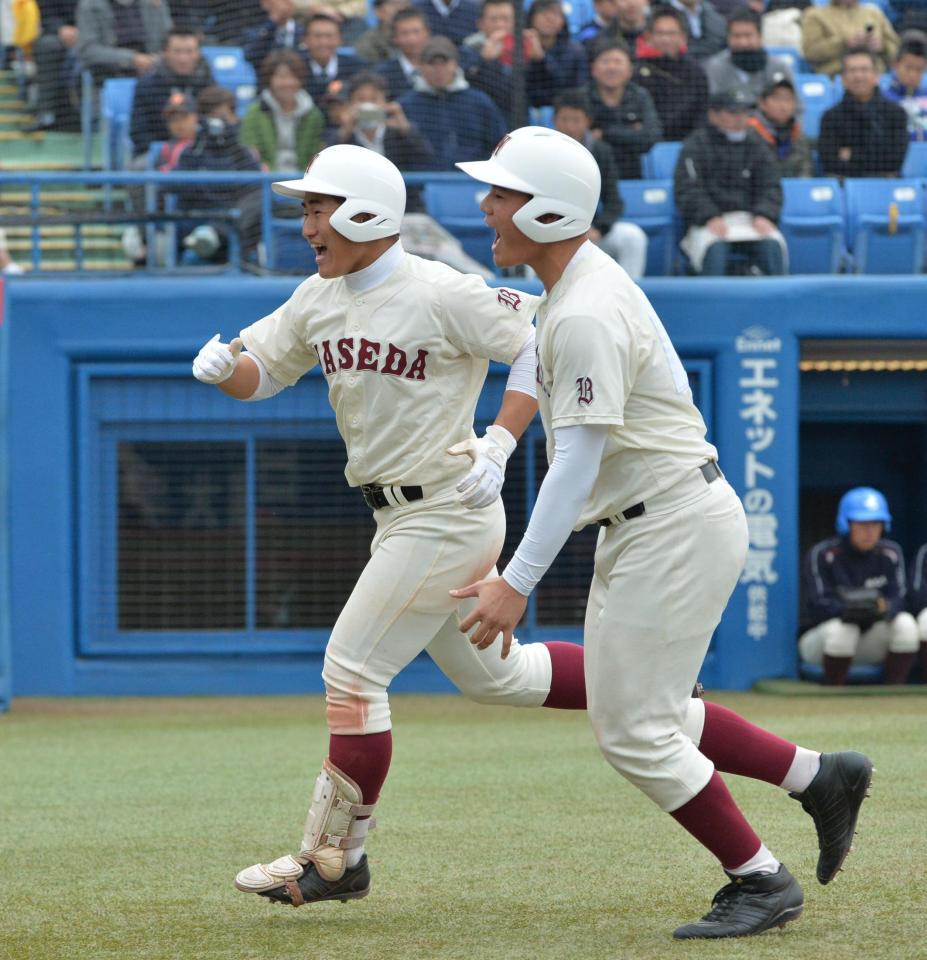 ７回、笑顔でベンチに戻る２ランを放った野村（左）と生還した清宮＝神宮球場