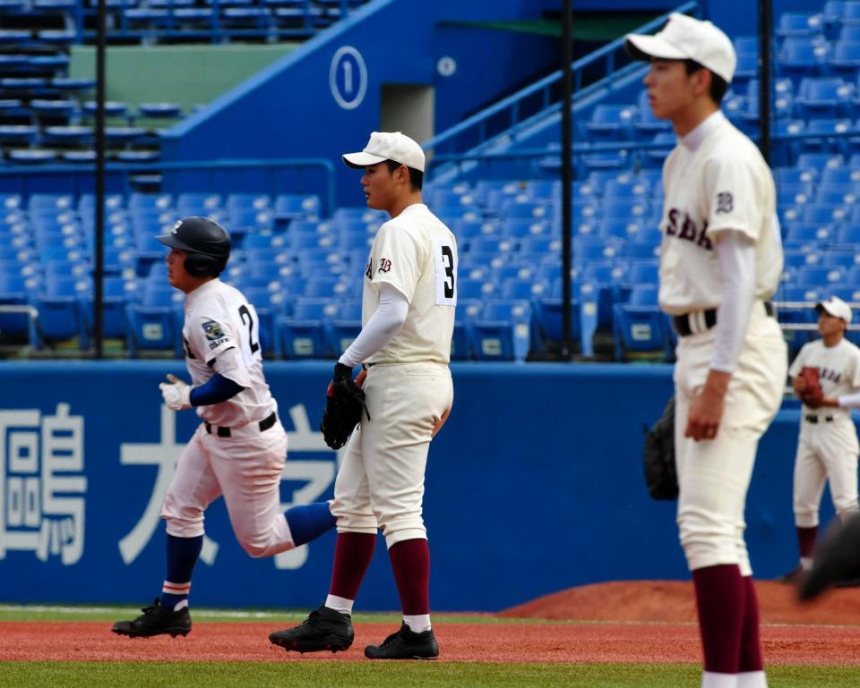 ４回表履正社、２死一、二塁、片山（左）に３ランを浴びて見つめる清宮＝神宮（撮影・佐々木彰尚）