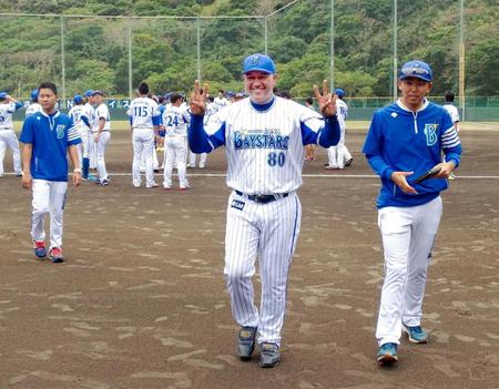 　キャンプを打ち上げて笑顔のラミレス監督