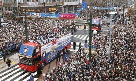 　プロ野球で１０年ぶりに日本一に輝いた日本ハムの優勝パレード＝２０日午前、札幌市