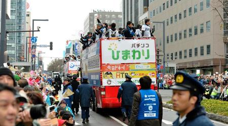 市民に祝福されながらパレードする日本ハム選手＝札幌市内（撮影・西岡正）