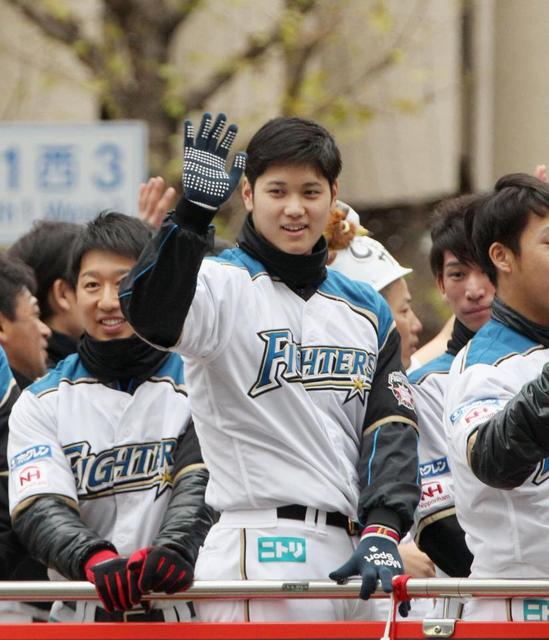 日本ハムが札幌で日本一パレード　ファン殺到に大谷「想像より多かった」