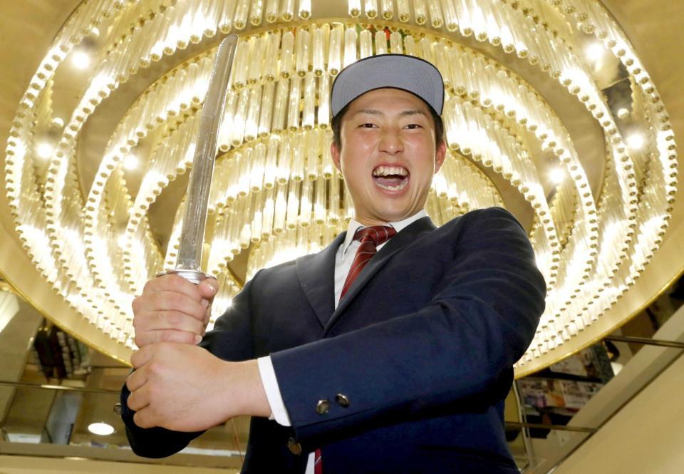 　“日本刀のようなボールの切れ味を出す！”仮契約しポーズを決める藤嶋