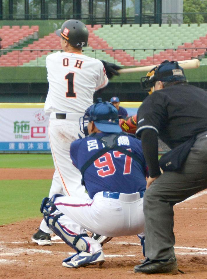 　プロ野球巨人のＯＢ選抜と台湾ＯＢ選抜による慈善試合で、打席に立った王貞治氏