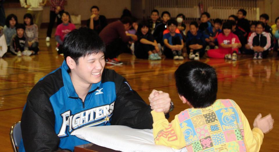 腕相撲対決で小学生と対戦する日本ハム・大谷＝北海道・幕別小