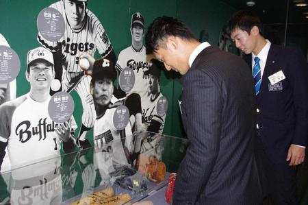 　松井秀喜の天井弾ボールが飾られたケースを興味深そうに見つめるドラフト１位・吉川尚