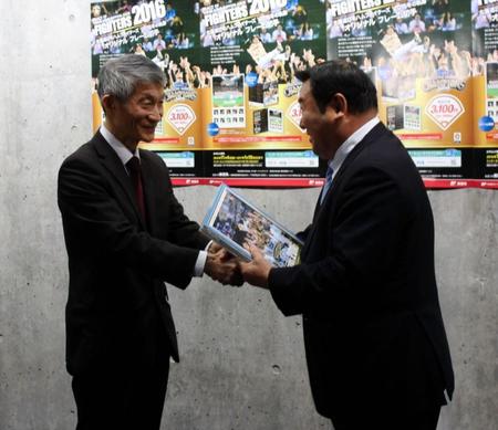 日本郵便関係者から記念切手フレームの贈呈を受ける日本ハム・竹田球団社長