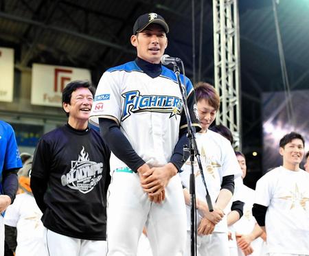 ファンフェスティバルであいさつする日本ハム・大田泰示＝札幌ドーム（撮影・棚橋慶太）