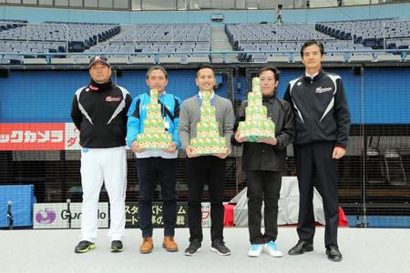 ロッテの「ＱＶＣマリンおもてなしプロジェクト年間表彰」右は山室社長、左は伊東監督