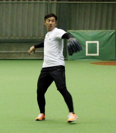 日本ハム屋内練習場でキャッチボールをする斎藤佑