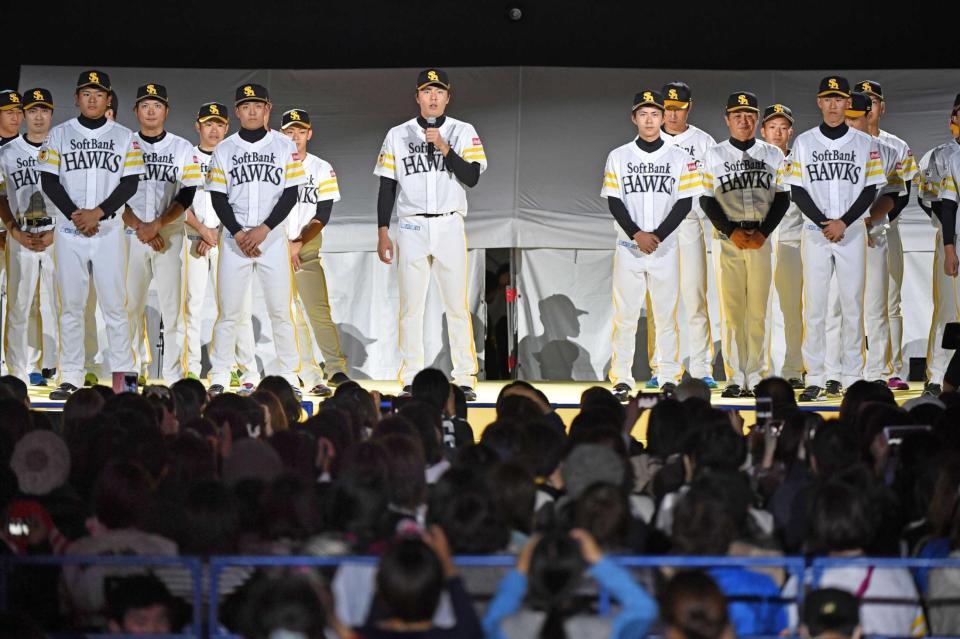 　新入団選手を代表しあいさつする田中（中央）