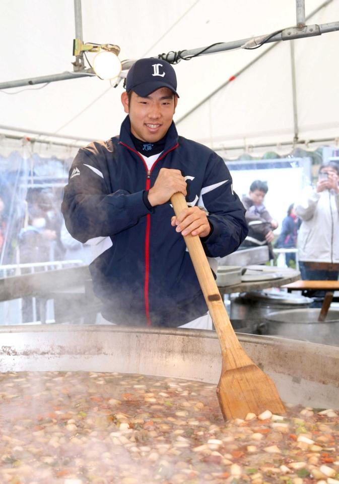 　大鍋料理作りに挑戦する菊池