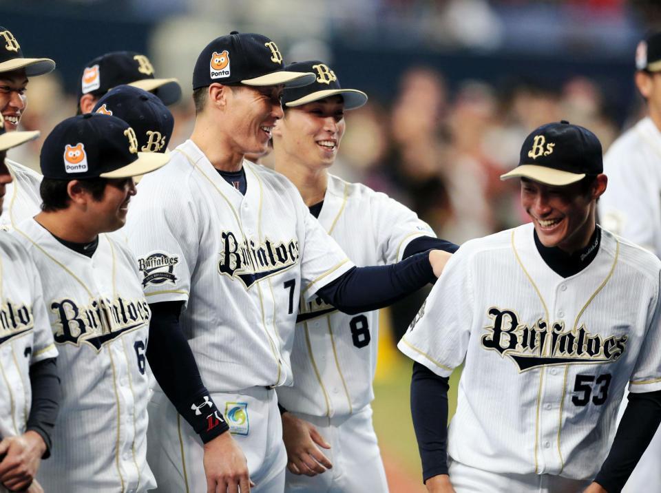 ファンフェスタに参加し、オリックス・吉田雄人（右）を小突くオリックス・糸井嘉男（中央）＝京セラドーム大阪（撮影・北村雅宏）