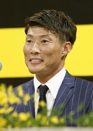 　阪神の入団記者会見で笑顔を見せる糸井嘉男外野手＝２５日午後、大阪市内のホテル