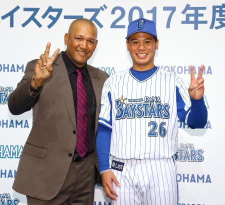 　ＤｅＮＡの新入団選手記者会見で、ラミレス監督（左）とポーズをとる浜口遥大投手＝２５日午後、横浜市内のホテル