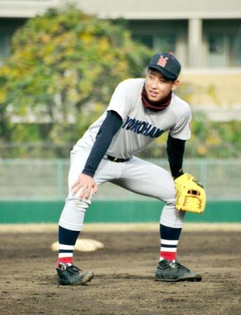 横浜高野球部の卒業記念試合で遊撃の守備に就き、笑みを浮かべる藤平