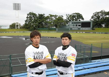 　藤崎台県営野球場を訪れた柳田（左）と吉村