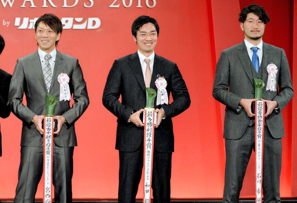 　笑顔を見せる和田（中央）。左は宮西。右は石川