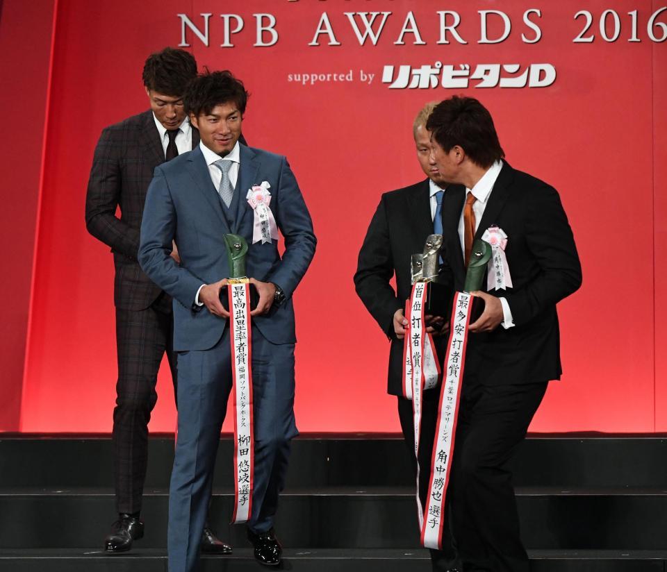 　表彰を終えソフトバンク・柳田（左から２人目）と話す角中（右）