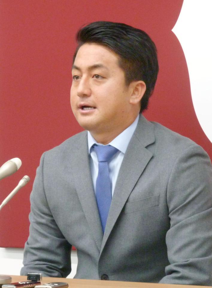 　契約更改を終え、記者会見する巨人・沢村＝１日、東京都内の球団事務所