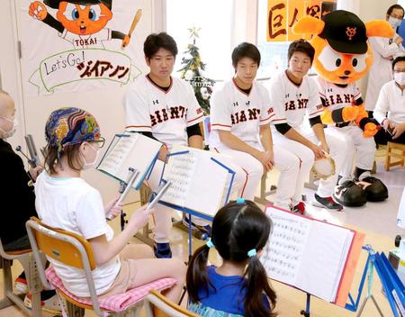 　子どもたちとの交流を楽しむ（奥左から）菅野、橋本到、辻＝球団提供