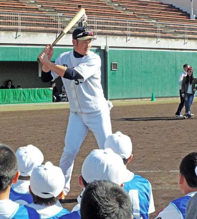 右打ちで子どもたちに打撃を教えるＴ－岡田