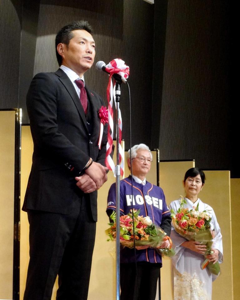 　山中正竹氏（中央）の殿堂入りパーティーであいさつする侍ジャパンの小久保監督