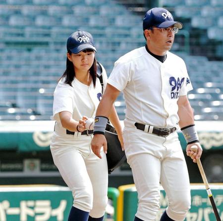 甲子園練習でノッカーにボールを手渡す大分・首藤マネジャー（左）＝８月