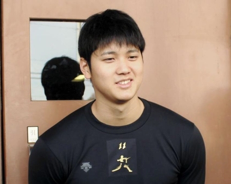 記者の質問に答える日本ハム・大谷