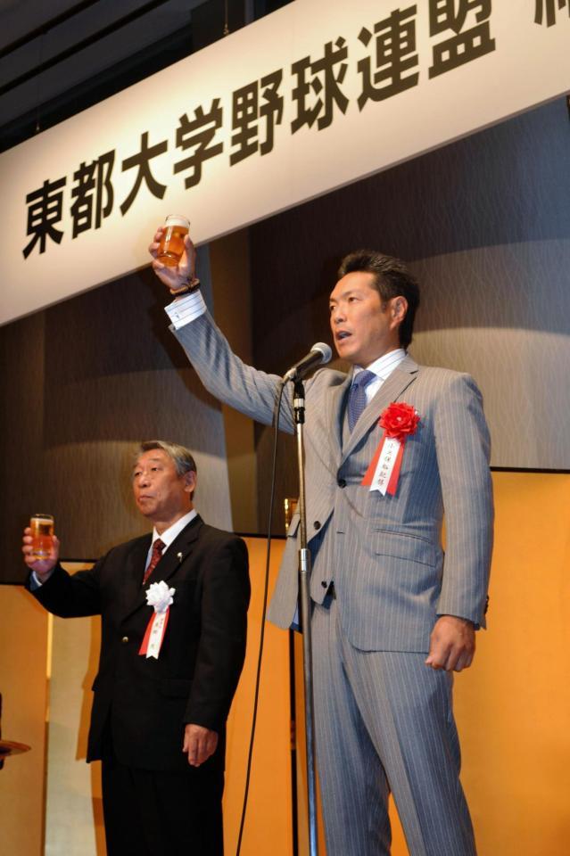 東都大学野球連盟結成85周年記念の式典で乾杯する小久保監督＝都内