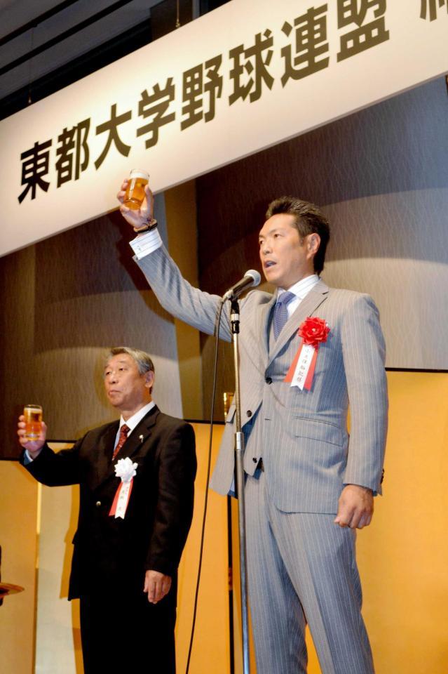 　東都大学野球連盟結成８５周年記念の式典で乾杯する侍ジャパン・小久保監督（右）