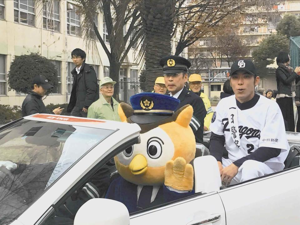 愛知県警港警察署の一日署長を委嘱され、オープンカーに乗ってパレードに出発する荒木（右端）